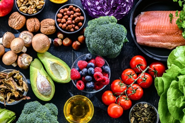 tavola con sopra tutti gli alimenti anti infiammatori più comuni, foto dall'alto
